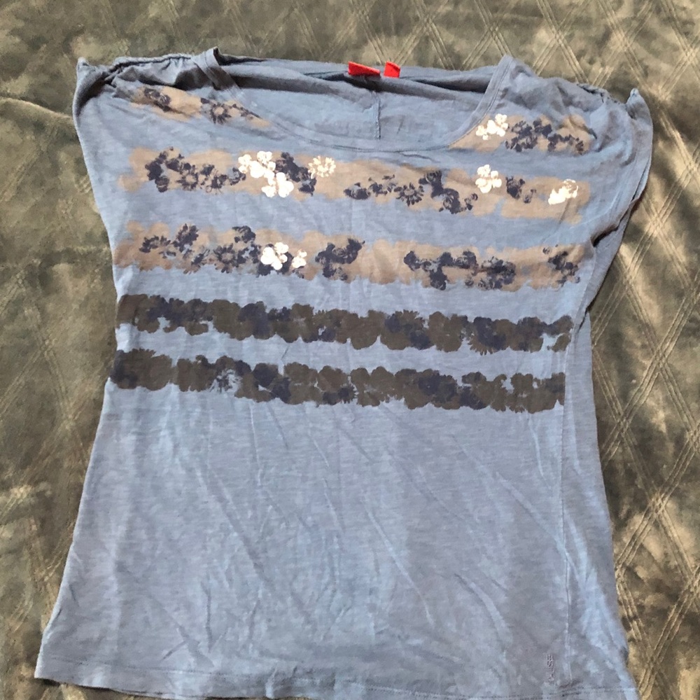 Blue Top with hawaiian design